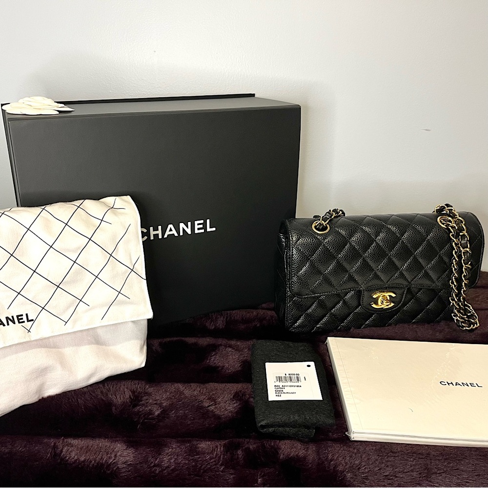 NEW WITH BOX 🖤 Small Classic Double-Flap Chanel purse in Black Caviar 🖤